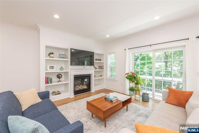 8 Deans Court, Fairfield, NJ 07004