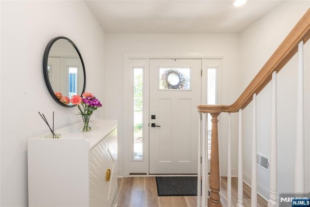 8 Deans Court, Fairfield, NJ 07004