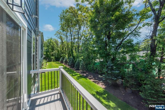 8 Deans Court, Fairfield, NJ 07004