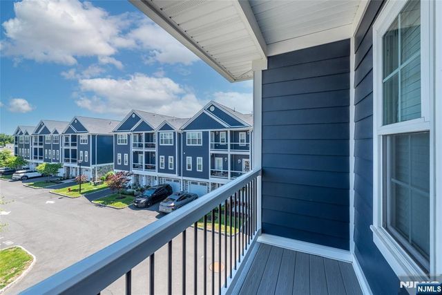 8 Deans Court, Fairfield, NJ 07004