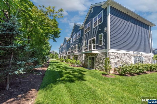 8 Deans Court, Fairfield, NJ 07004