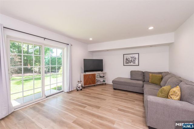8 Deans Court, Fairfield, NJ 07004