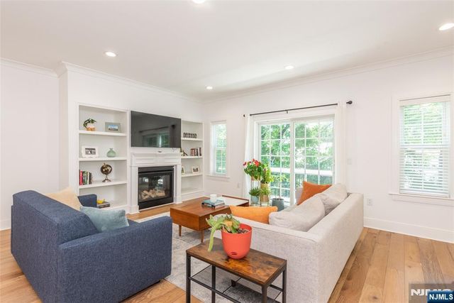 8 Deans Court, Fairfield, NJ 07004