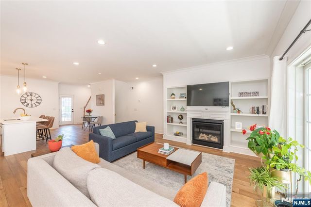 8 Deans Court, Fairfield, NJ 07004