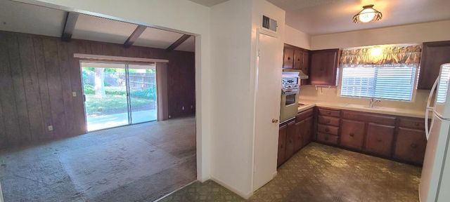 1622 Dennis Avenue, Clovis, CA 93611
