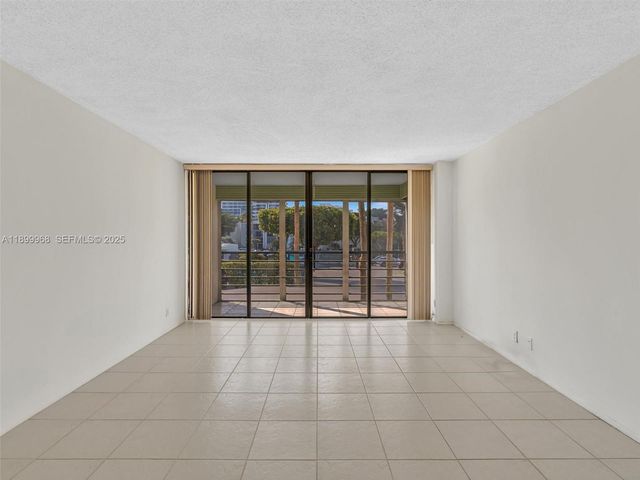 20500 W Country Club Drive 203, Aventura, FL 33180