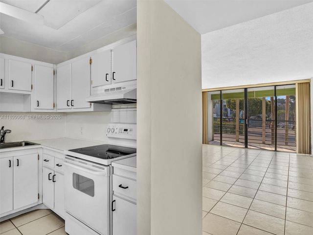 20500 W Country Club Drive 203, Aventura, FL 33180