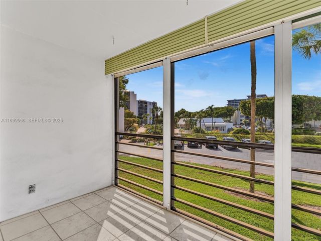 20500 W Country Club Drive 203, Aventura, FL 33180