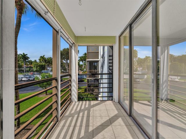 20500 W Country Club Drive 203, Aventura, FL 33180