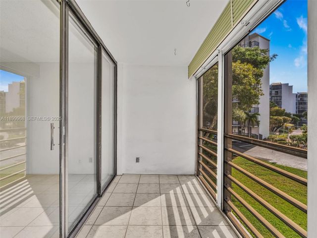20500 W Country Club Drive 203, Aventura, FL 33180