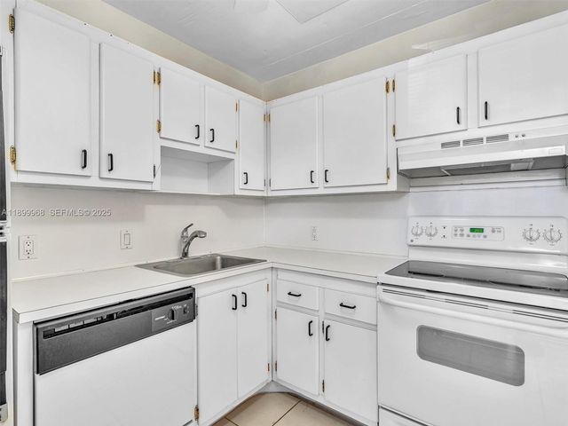 20500 W Country Club Drive 203, Aventura, FL 33180