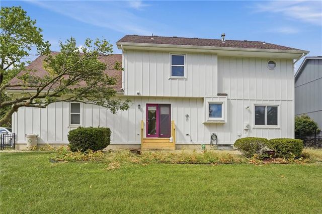 8325 Twilight Lane, Lenexa, KS 66219