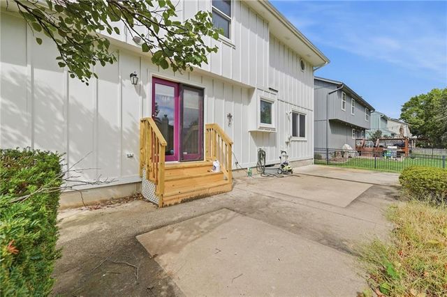 8325 Twilight Lane, Lenexa, KS 66219