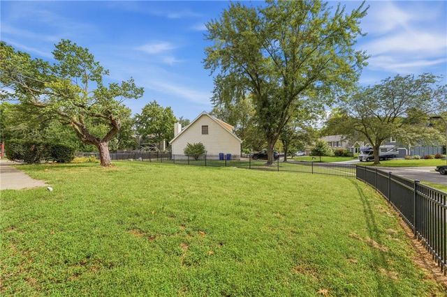 8325 Twilight Lane, Lenexa, KS 66219