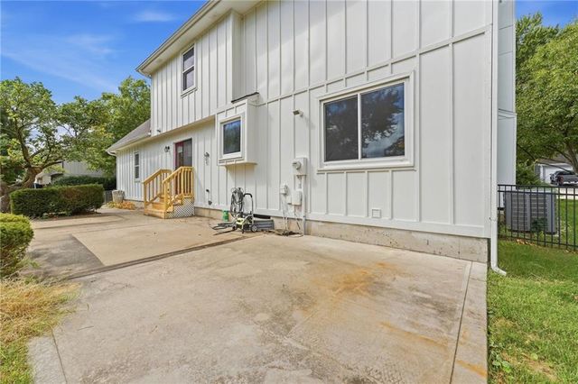 8325 Twilight Lane, Lenexa, KS 66219