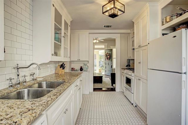 303 E 15, Houston, TX 77008