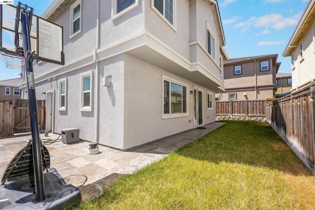 3001 Aragon Dr, Pittsburg, CA 94565