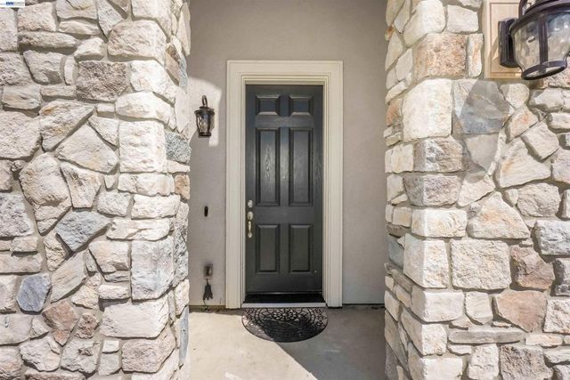 3001 Aragon Dr, Pittsburg, CA 94565