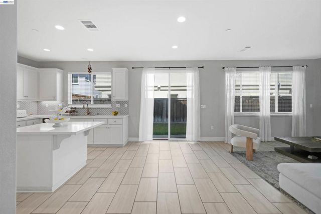 3001 Aragon Dr, Pittsburg, CA 94565
