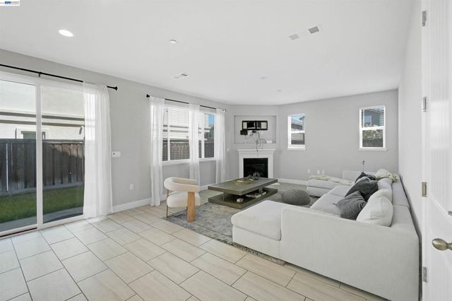 3001 Aragon Dr, Pittsburg, CA 94565