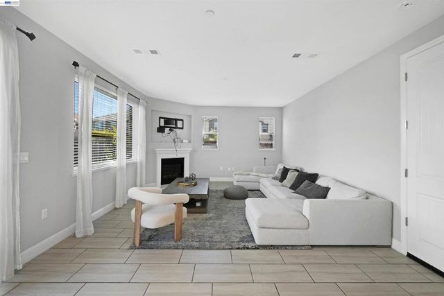 3001 Aragon Dr, Pittsburg, CA 94565