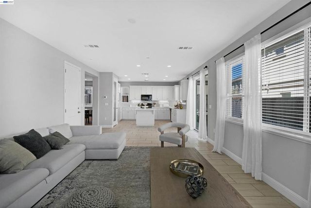 3001 Aragon Dr, Pittsburg, CA 94565