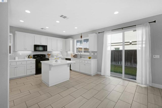 3001 Aragon Dr, Pittsburg, CA 94565
