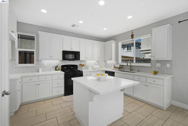 3001 Aragon Dr, Pittsburg, CA 94565