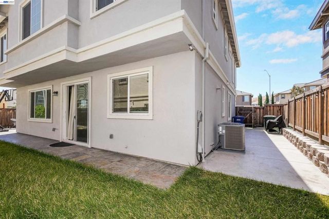 3001 Aragon Dr, Pittsburg, CA 94565