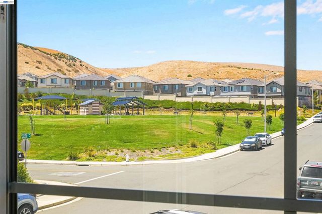 3001 Aragon Dr, Pittsburg, CA 94565