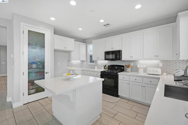 3001 Aragon Dr, Pittsburg, CA 94565