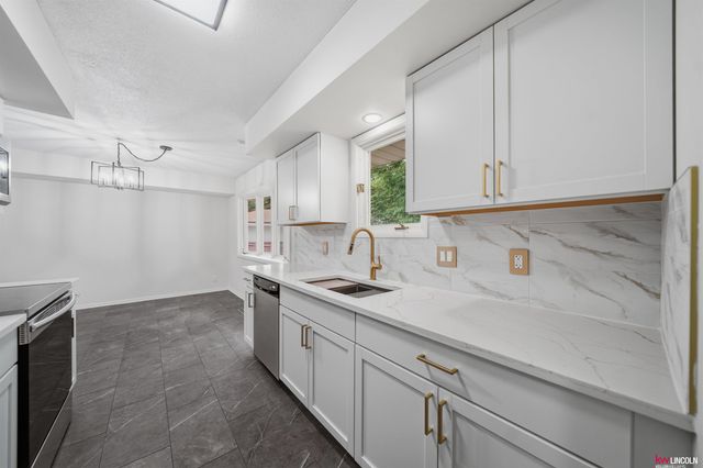 4508 Hallcliffe Road, Lincoln, NE 68516