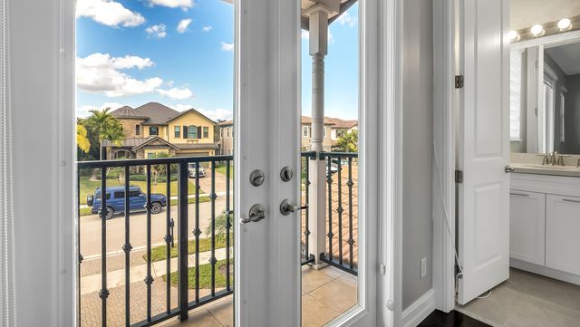 9040 W Watercrest Cir Circle W, Parkland, FL 33076