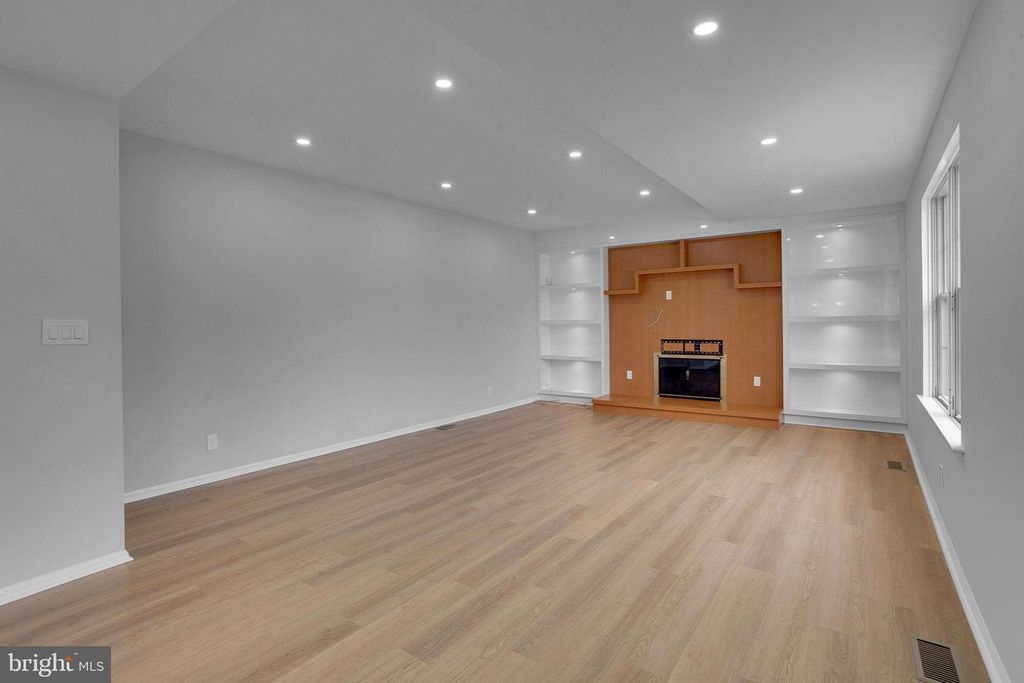 Image 17 of property listing at 504 LONGSTONE DR, Cherry Hill, NJ 08003