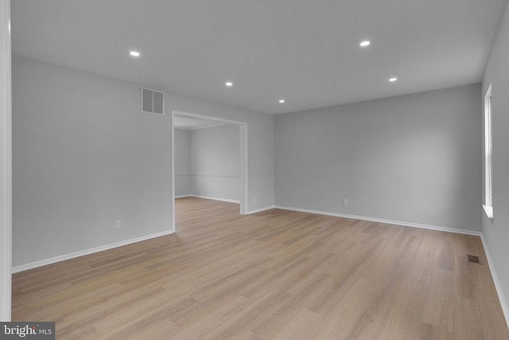 Image 9 of property listing at 504 LONGSTONE DR, Cherry Hill, NJ 08003