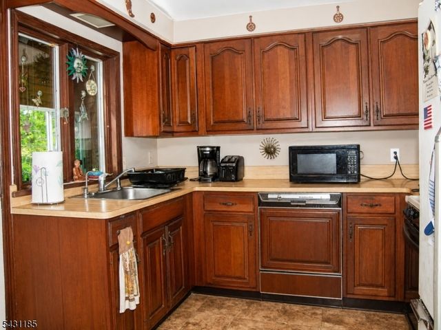 76 Washington Dr, Watchung Boro, NJ 07069