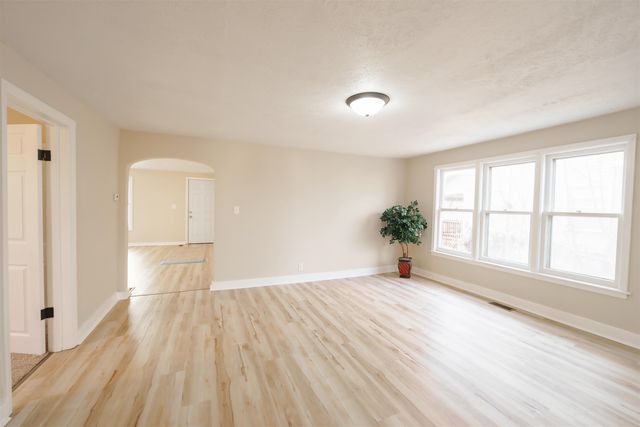 663 S 2nd St, Salina, KS 67401