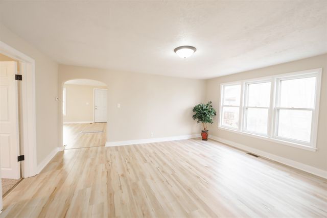 663 S 2nd St, Salina, KS 67401