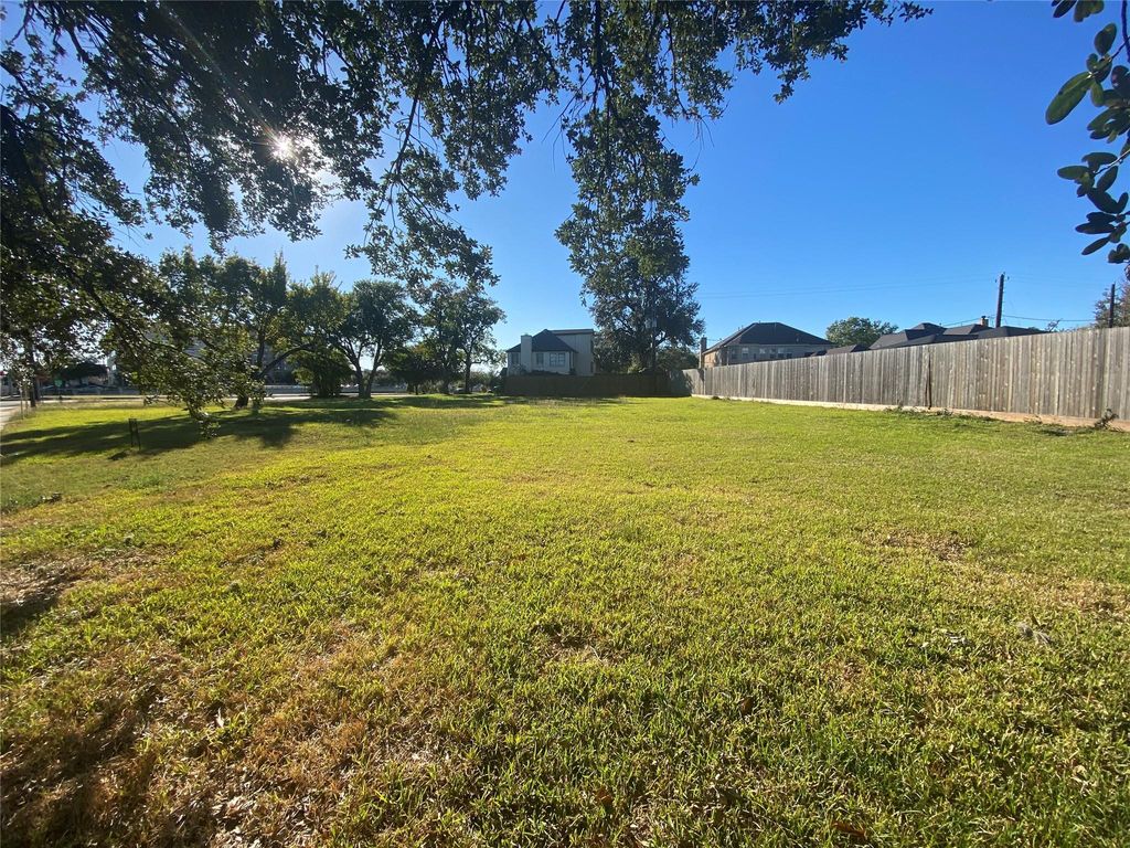7552 Main Street, Houston, TX 77030