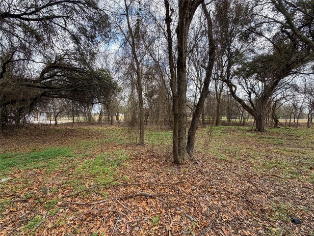 1120 Paradise Parkway, Poolville, TX 76487