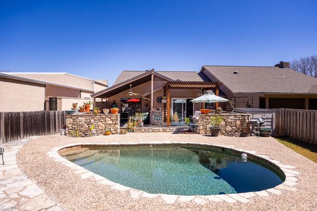 2329 Rock Creek Dr, Kerrville, TX 78028