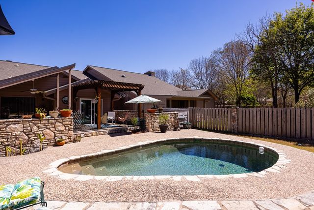 2329 Rock Creek Dr, Kerrville, TX 78028