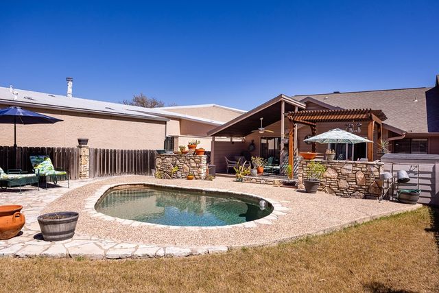 2329 Rock Creek Dr, Kerrville, TX 78028
