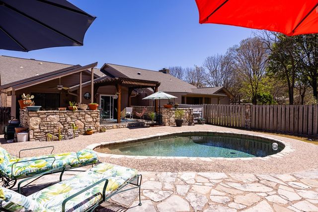 2329 Rock Creek Dr, Kerrville, TX 78028