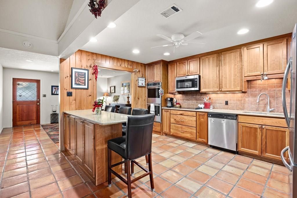 2329 Rock Creek Dr, Kerrville, TX 78028