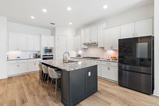 8928 WHIMSEY RDG, Fair Oaks Ranch, TX 78015