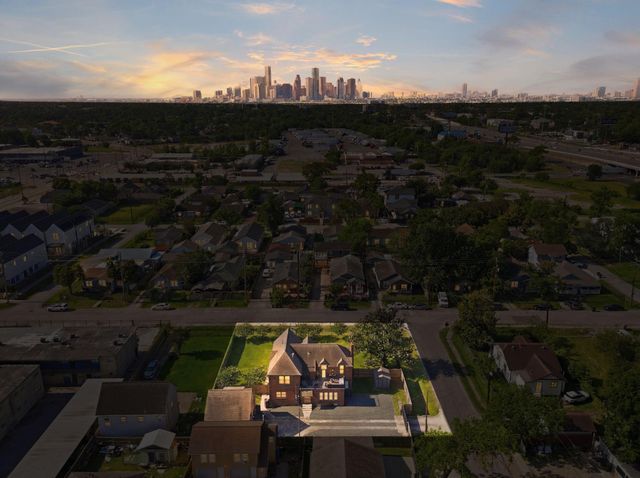 210 Coronado Street, Houston, TX 77009