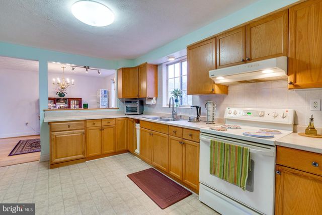 2851 EDGELEA RD, Vienna, VA 22181