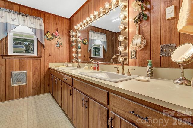 44 Tuttle Road, Hendersonville, NC 28792