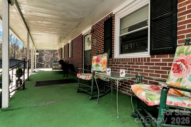 44 Tuttle Road, Hendersonville, NC 28792